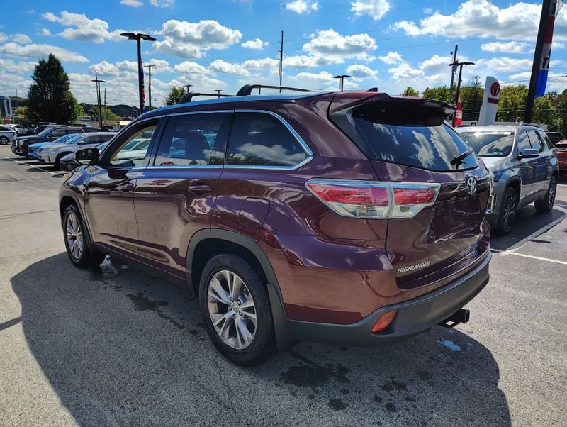 Used 2015 Red Toyota XLE V6 image 6