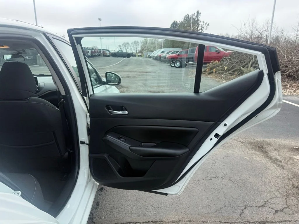 Used 2022 White Nissan 2.5 image 36