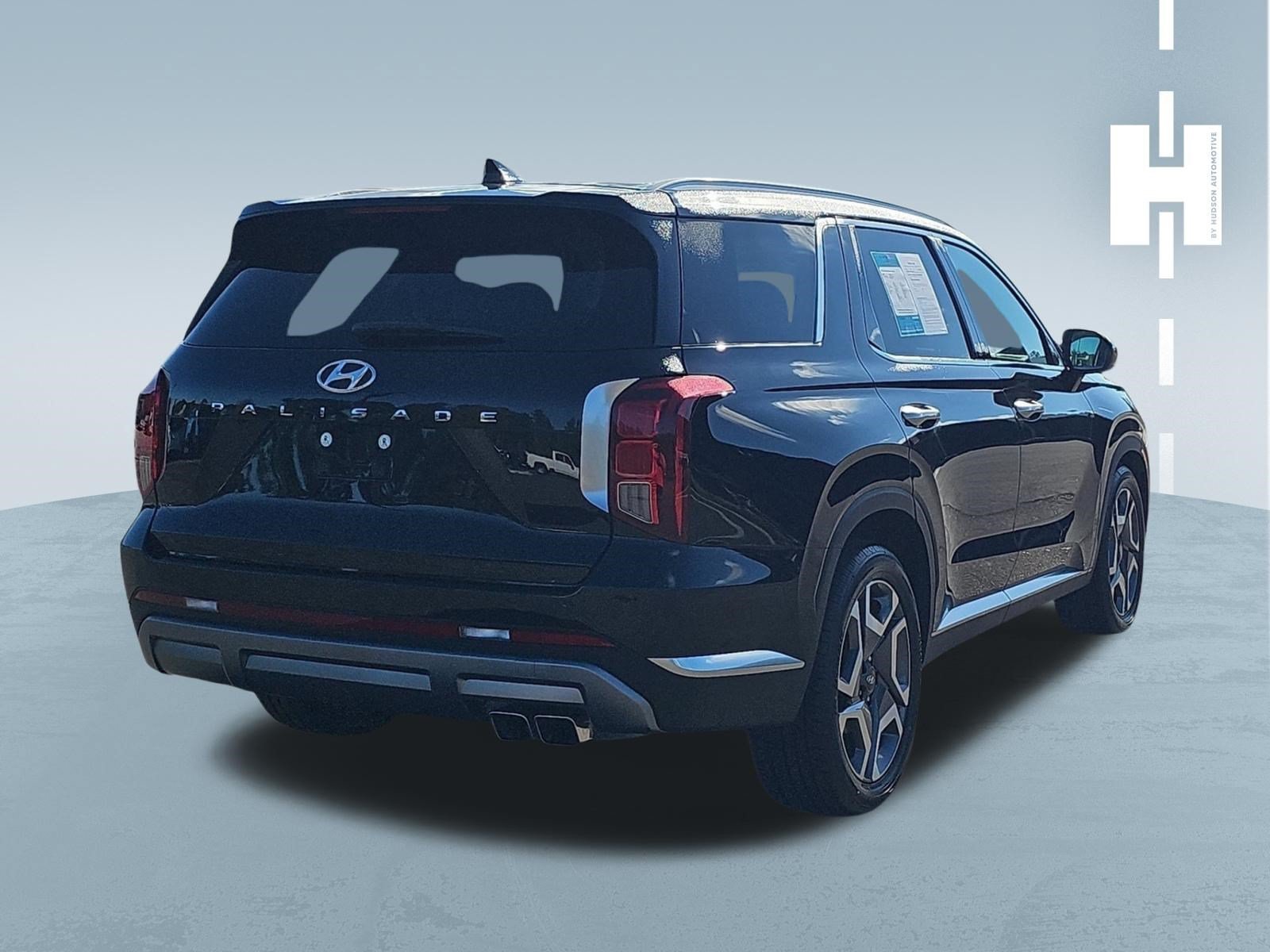 Used 2025 Abyss Black Pearl Hyundai Limited image 3