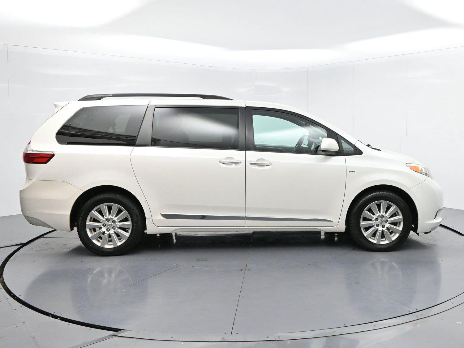 Used 2017 Blizzard Pearl Toyota XLE image 8