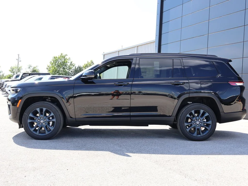 New 2026 Diamond Black Crystal Pearl-Coat Exterior Paint Jeep  image 2