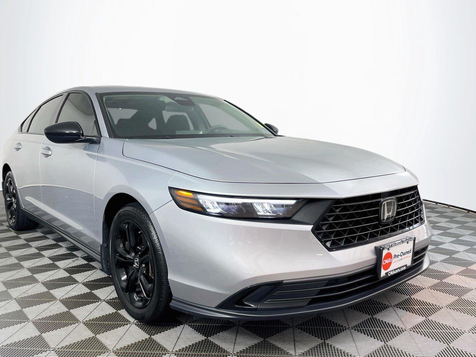 Used 2025 Solar Silver Metallic Honda SE image 1