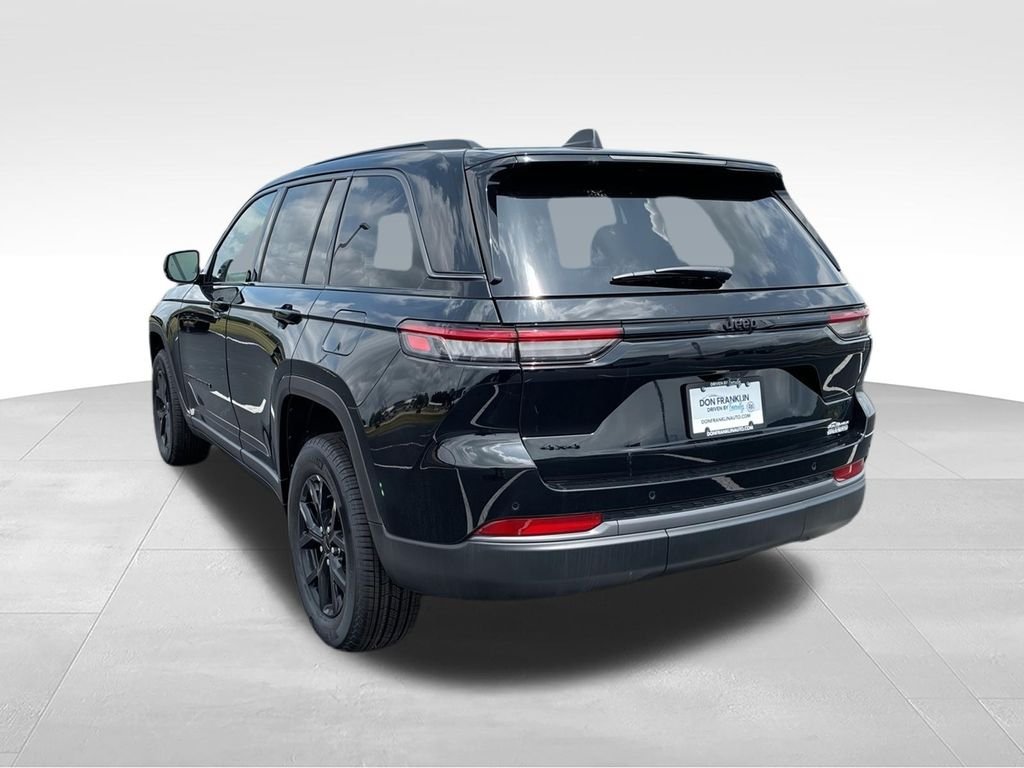 New 2026 Diamond Black Crystal Pearlcoat Jeep Altitude image 7