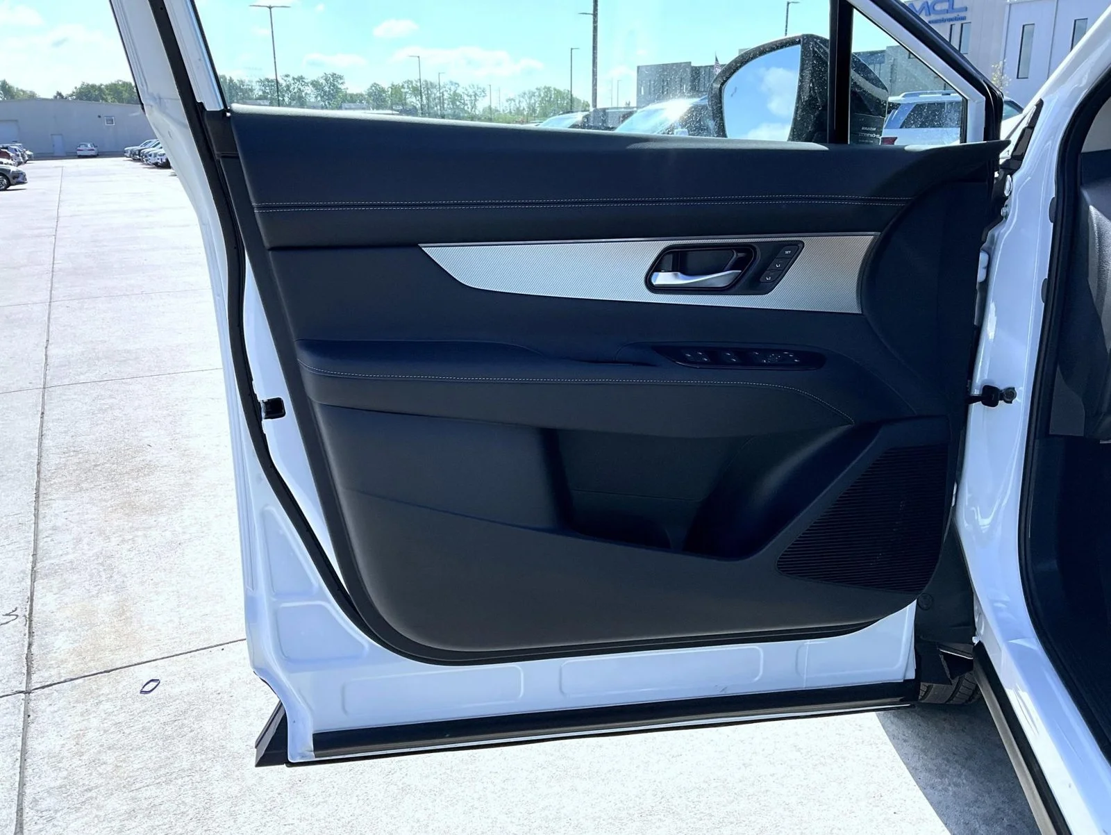 New 2026 White Nissan SL image 9
