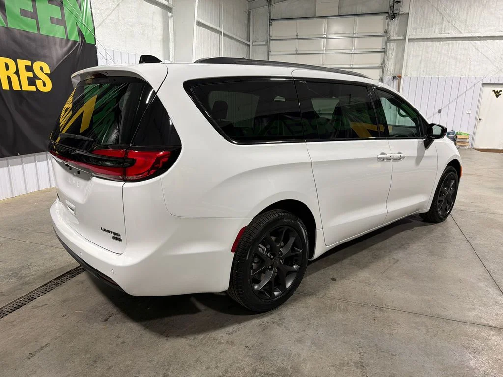 New 2027 Bright White Clear-Coat Exterior Paint Chrysler Limited image 6