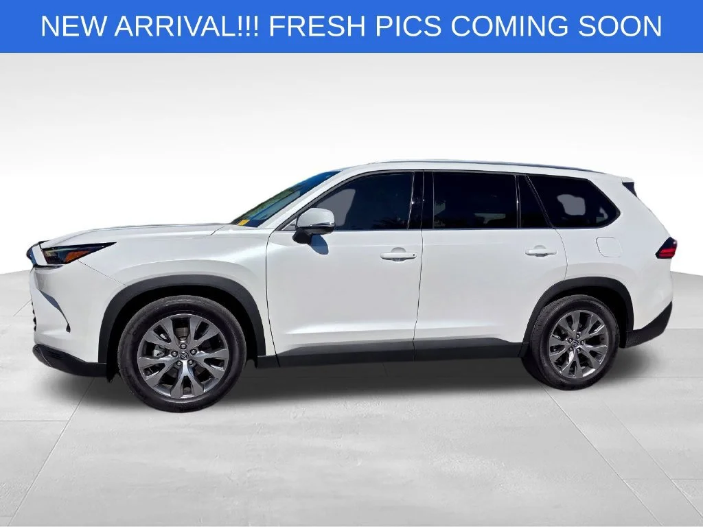 Used 2024  Toyota XLE image 3