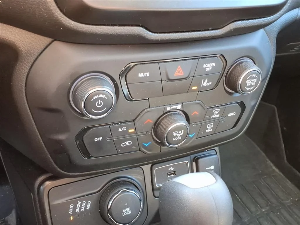 Used 2021 Silver Jeep Latitude image 23