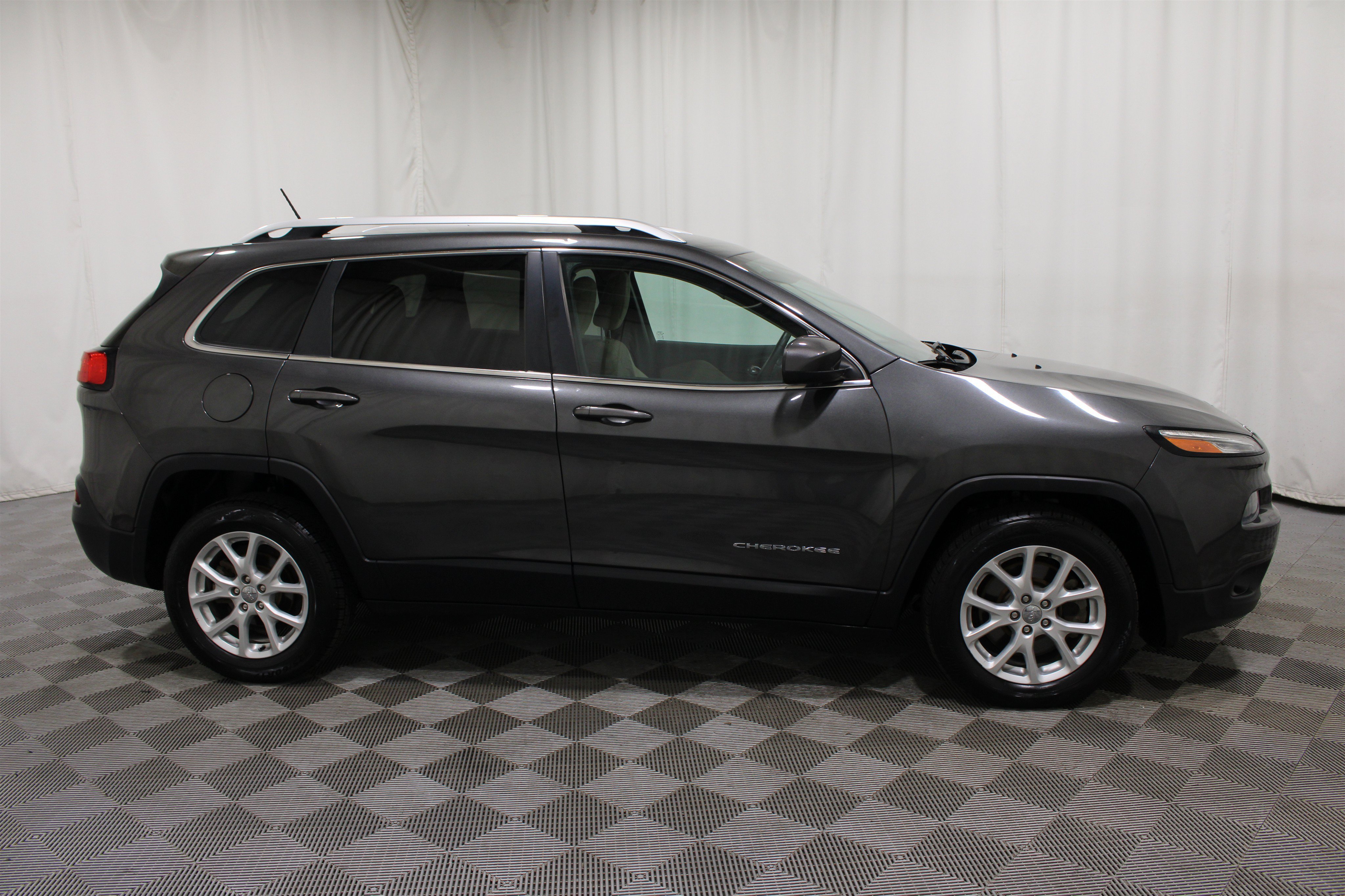 Used 2015 Granite Crystal Metallic Clearcoat Jeep Latitude image 26