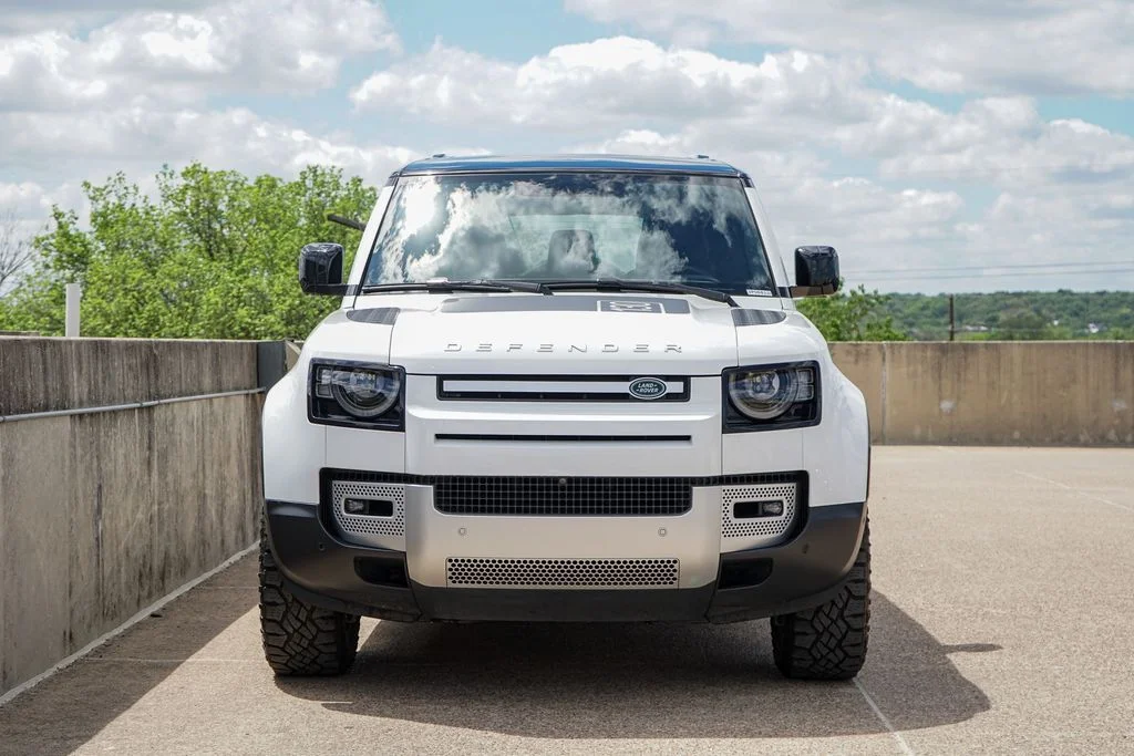 Used 2023 Fuji White Land Rover SE image 4
