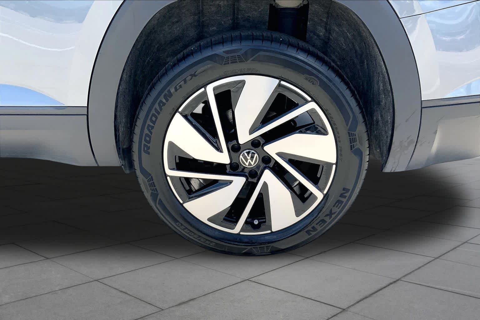 Used 2024 Platinum Gray Metallic Volkswagen 2.0T SE w/Technology image 11