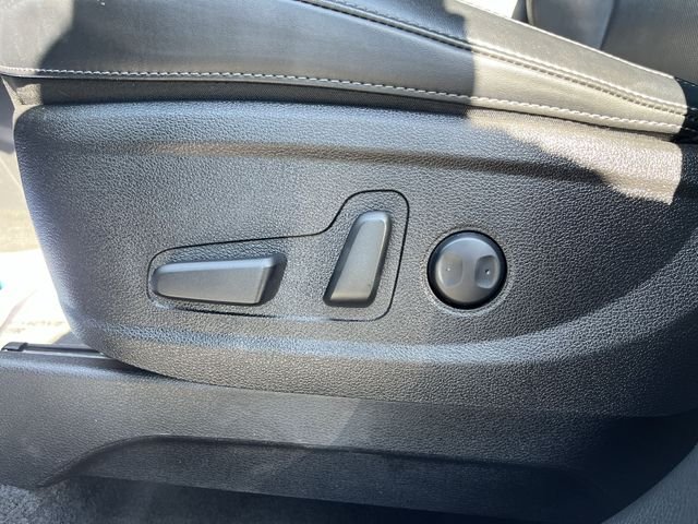 Used 2022 White Kia S image 16