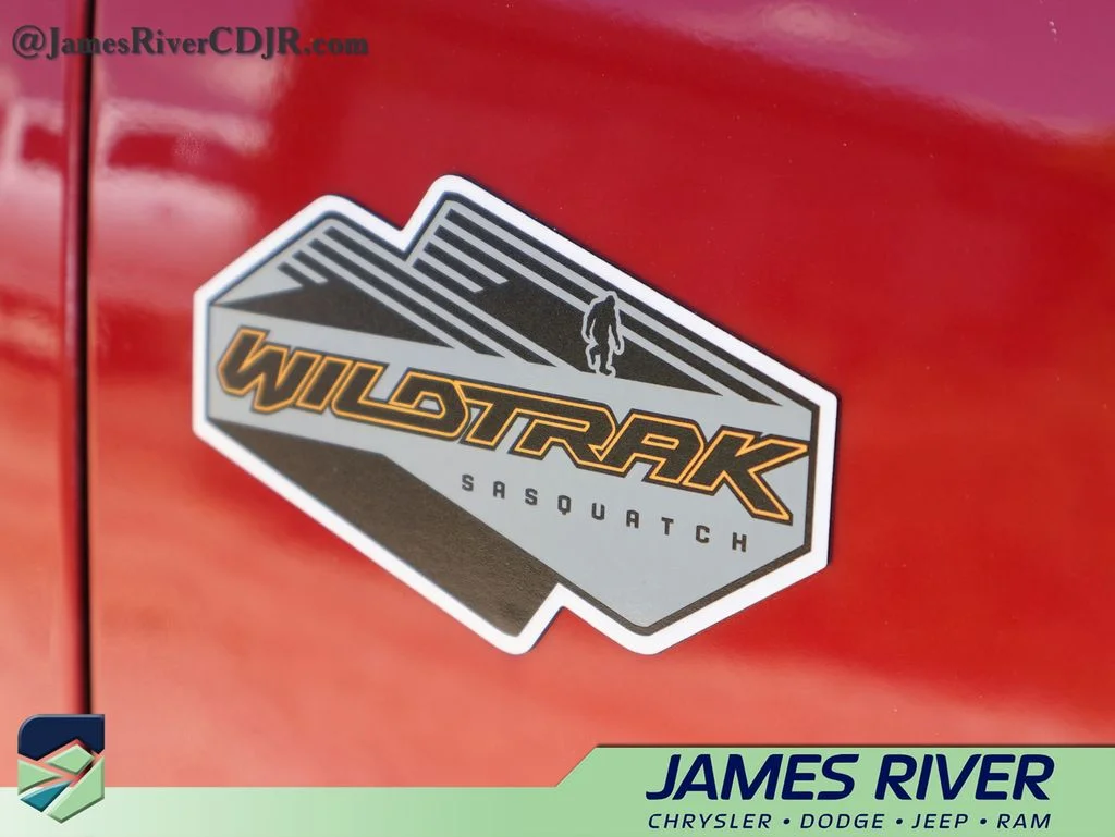 Used 2021 Red Ford Wildtrak image 17