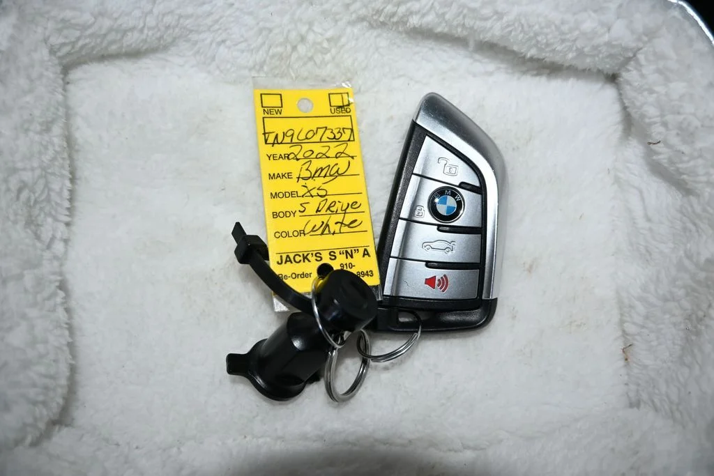 Used 2022 White BMW sDrive40i image 22
