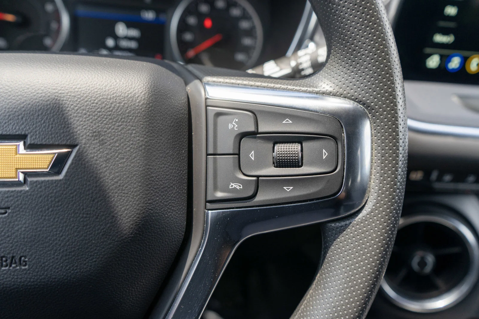 Used 2025 Summit White Chevrolet LT image 24