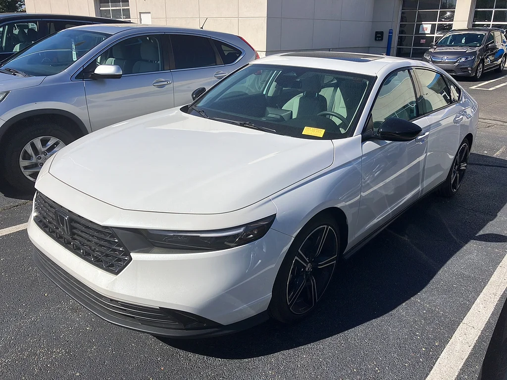 Certified Used 2026 Platinum White Pearl Honda SE image 3