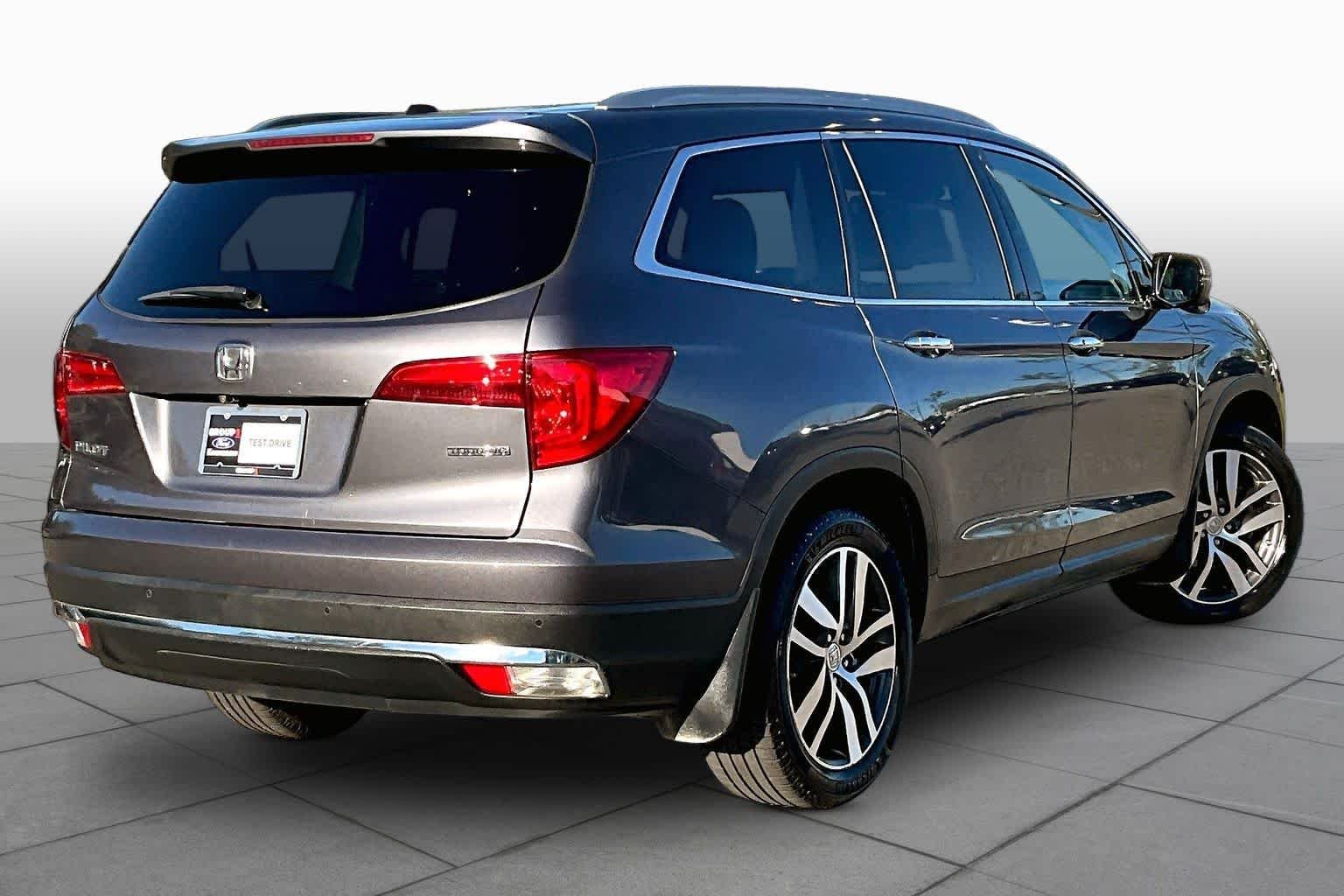 Used 2018 Crystal Black Pearl Honda Touring image 13