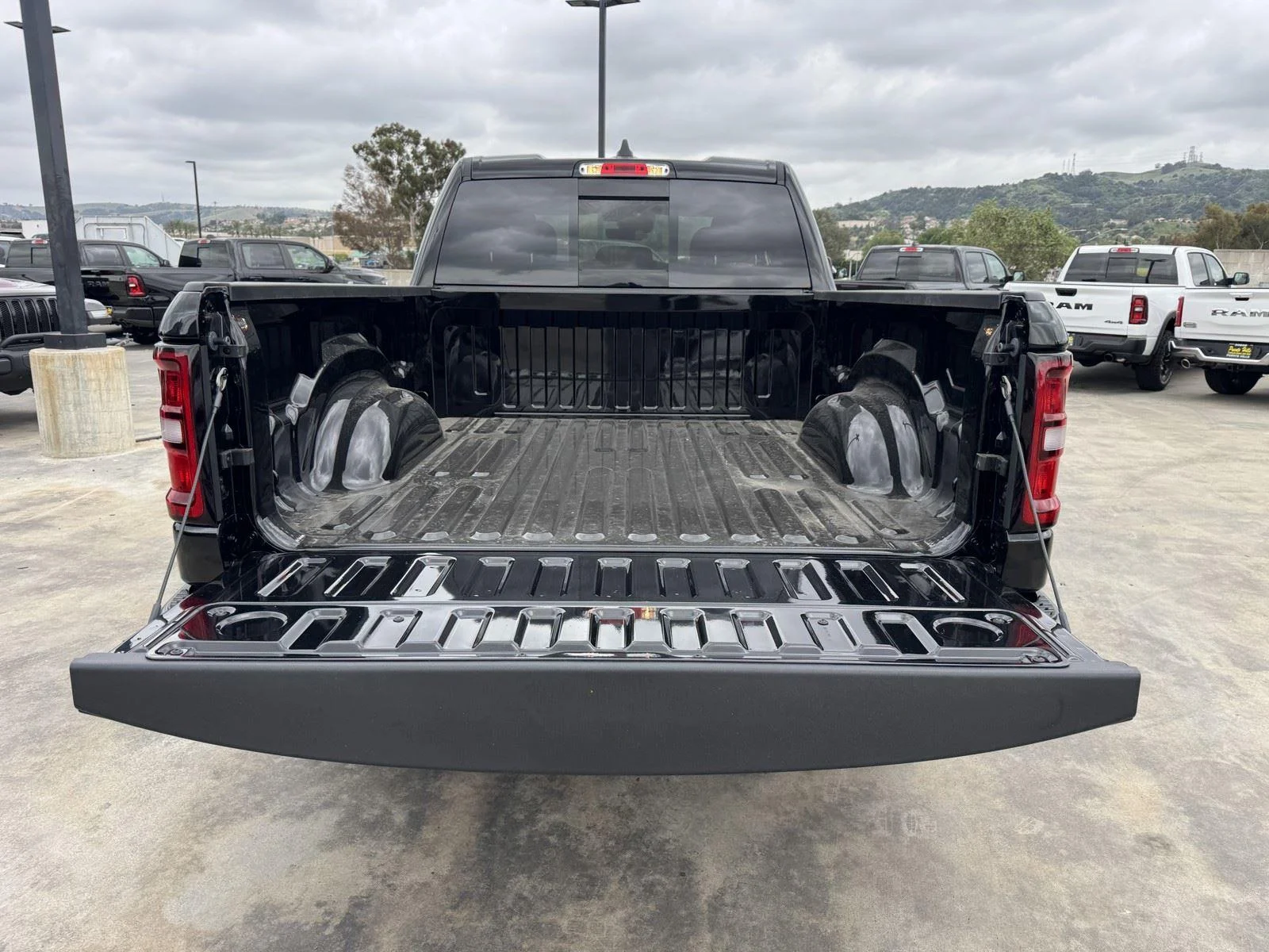 New 2026 Diamond Black Crystal Pearl-Coat Exterior Paint RAM Tradesman image 11