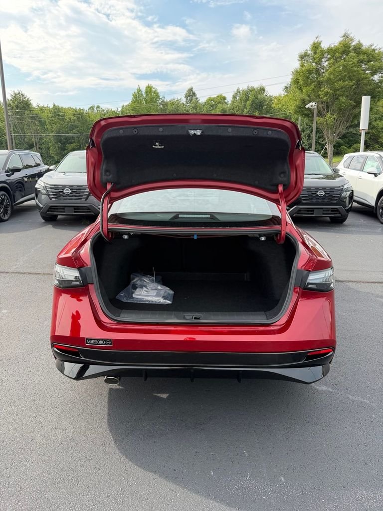 New 2026 Scarlet Ember Tintcoat Nissan SR image 18