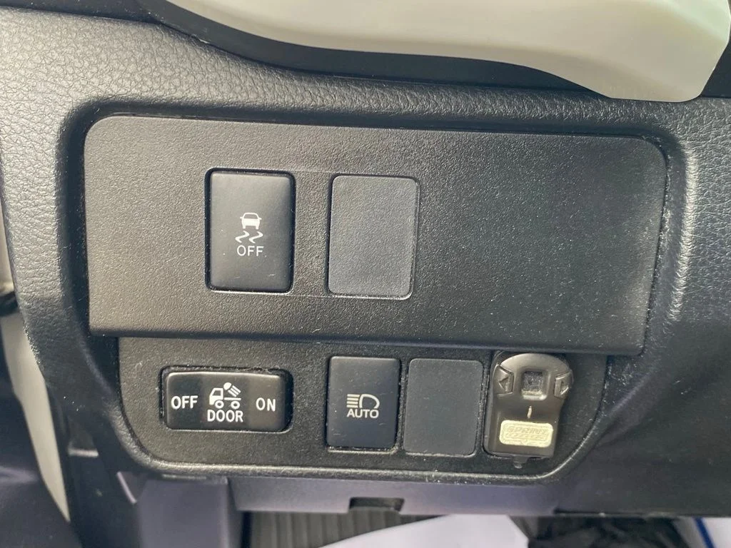 Used 2020 White Toyota SR5 image 26