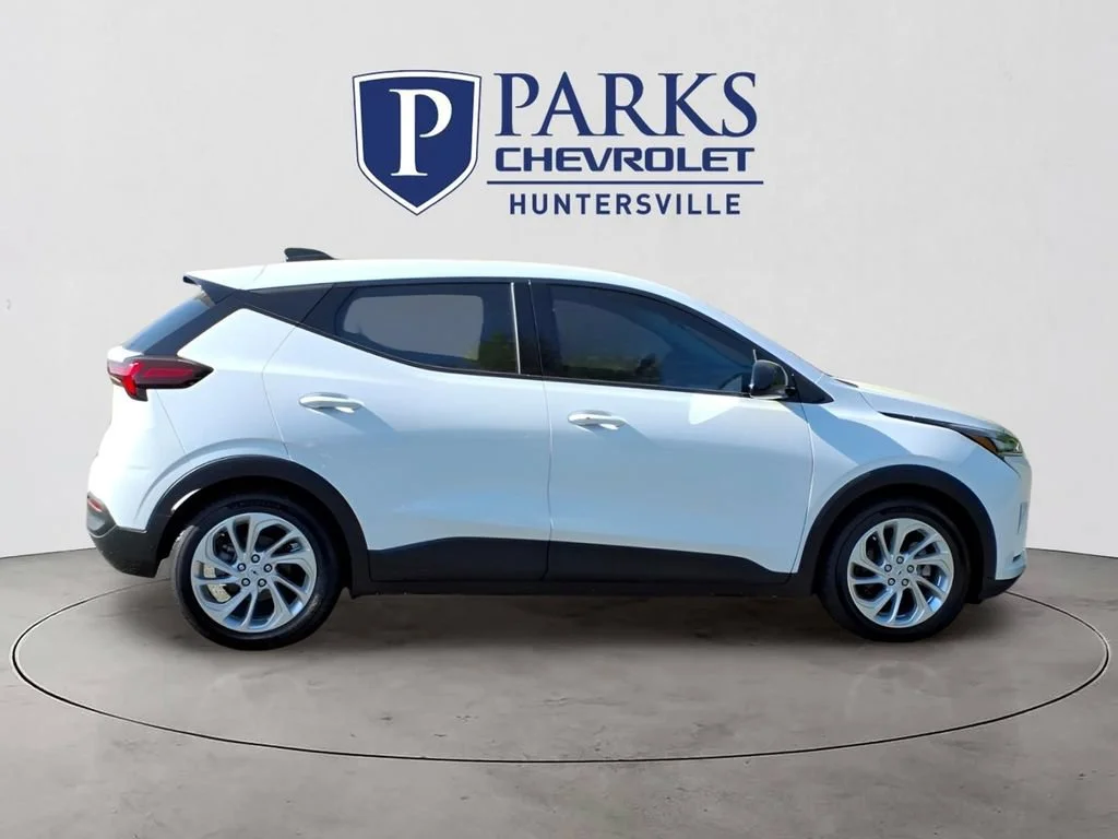 New 2027 Summit White Chevrolet LT image 34