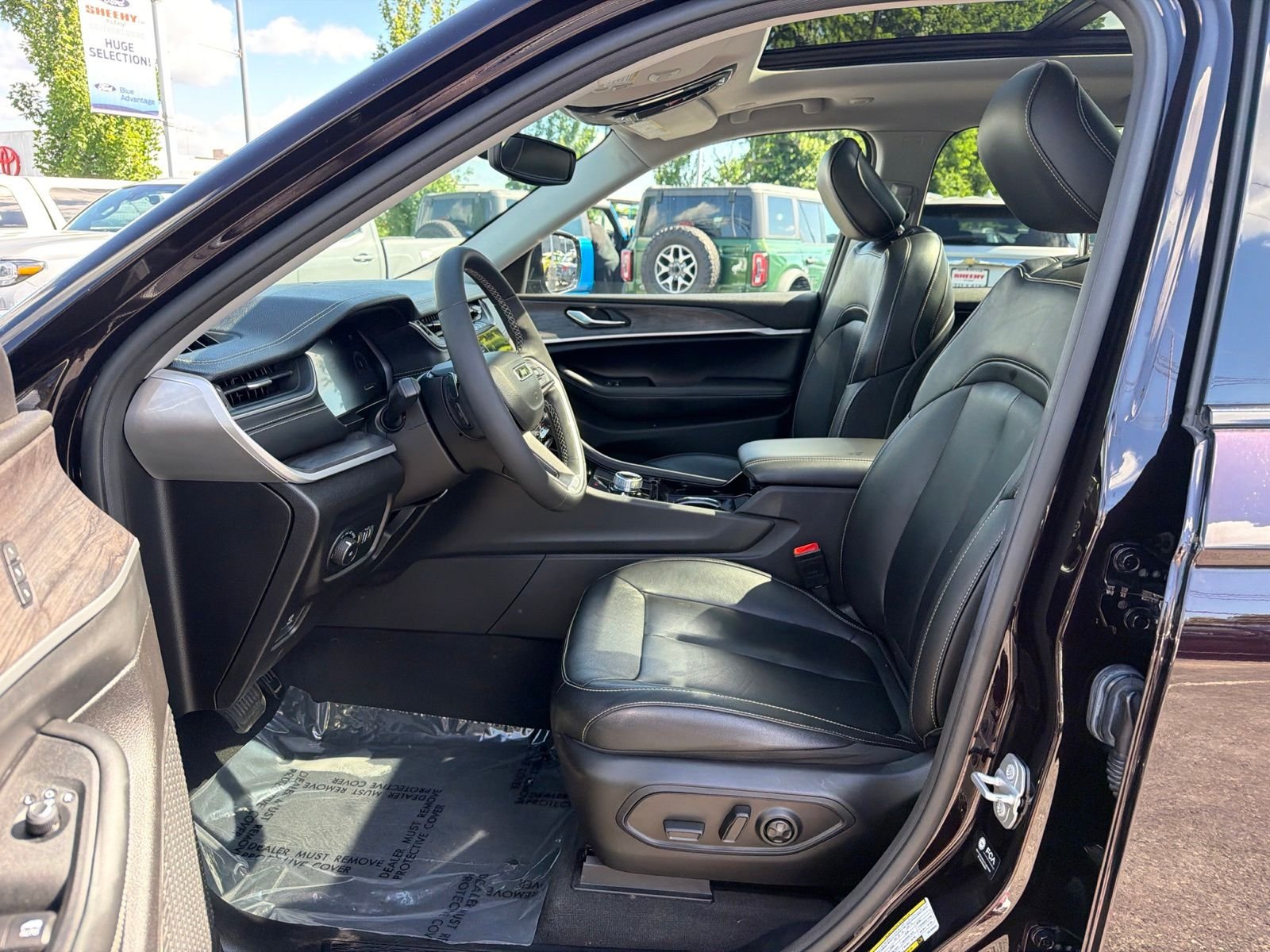 Used 2023  Jeep Limited image 9