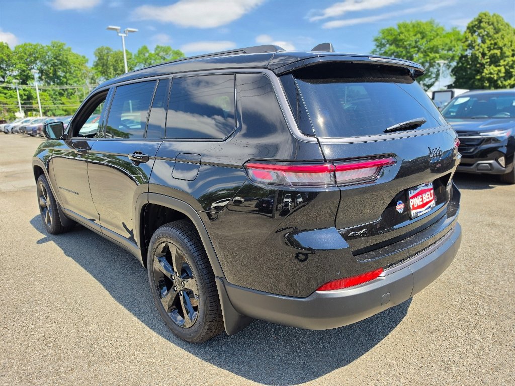 New 2026 Diamond Black Crystal Pearl-Coat Exterior Paint Jeep Limited image 9