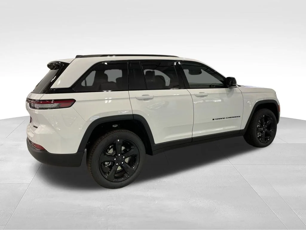New 2025 Bright White Clear-Coat Exterior Paint Jeep Limited image 4