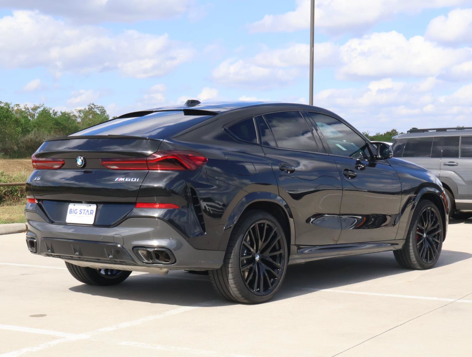 Used 2025 Black Sapphire Metallic BMW M60i image 4
