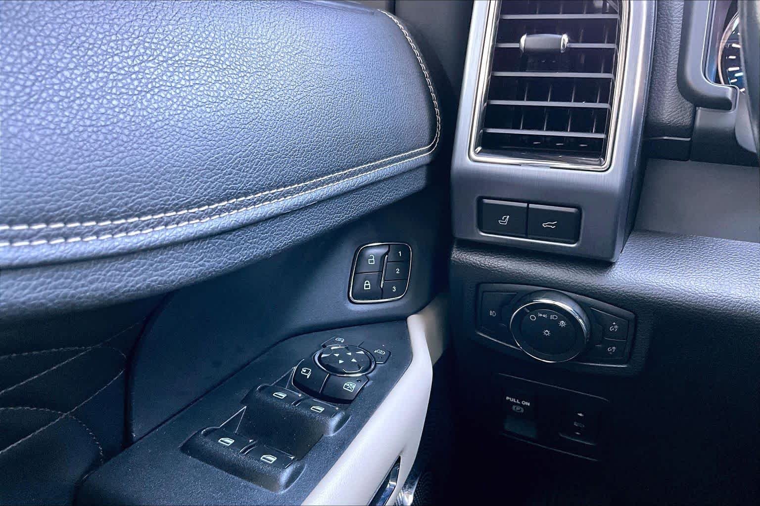 Used 2019 White Platinum Metallic Tri-Coat Ford Platinum image 35