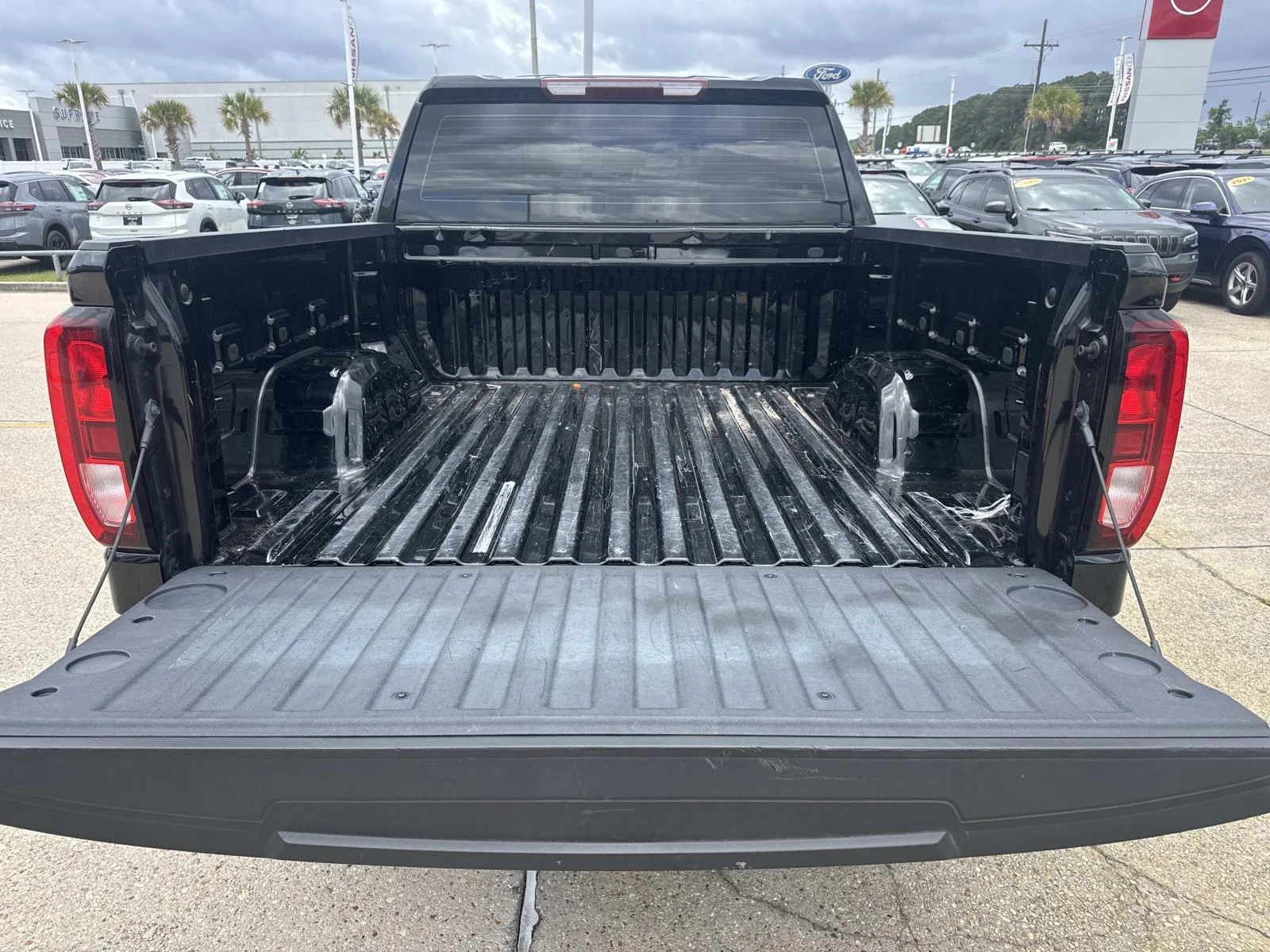 Used 2024 Onyx Black GMC 4WD Crew Cab 147 Pro image 8