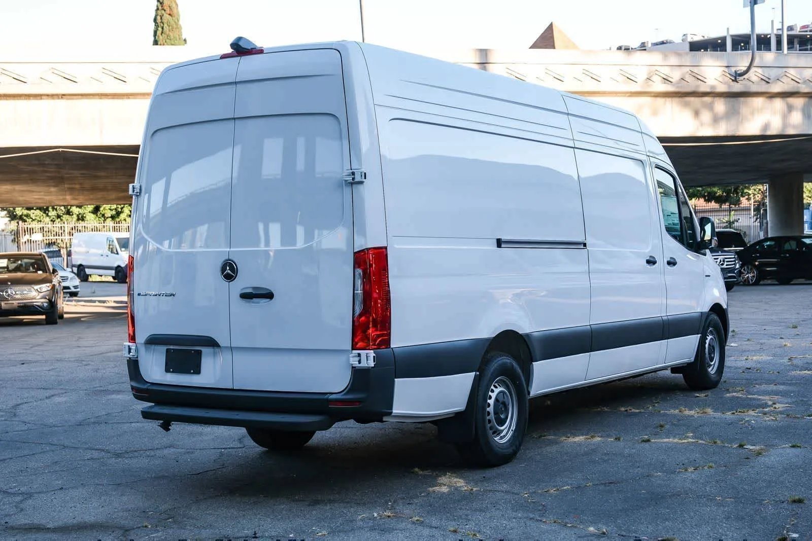 New 2025 Arctic+White Mercedes-Benz Cargo 170WB High Roof 113kw Battery RWD SO Motor image 4