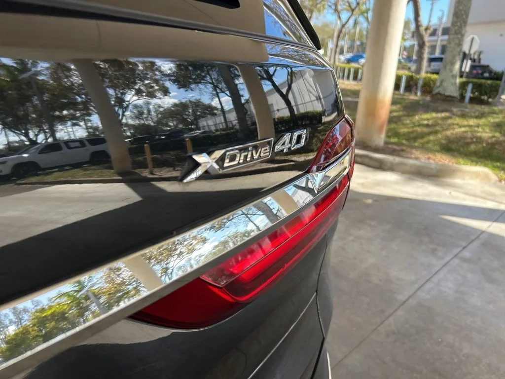 Used 2019 Black BMW xDrive40i image 21