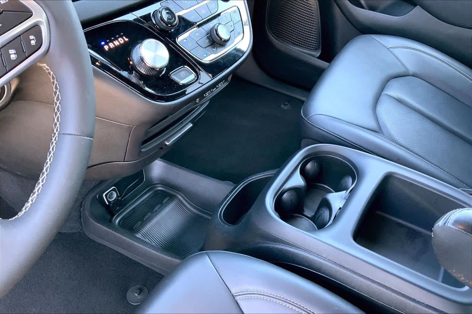 Used 2025 Diamond Black Crystal Pearlcoat Chrysler Select image 16