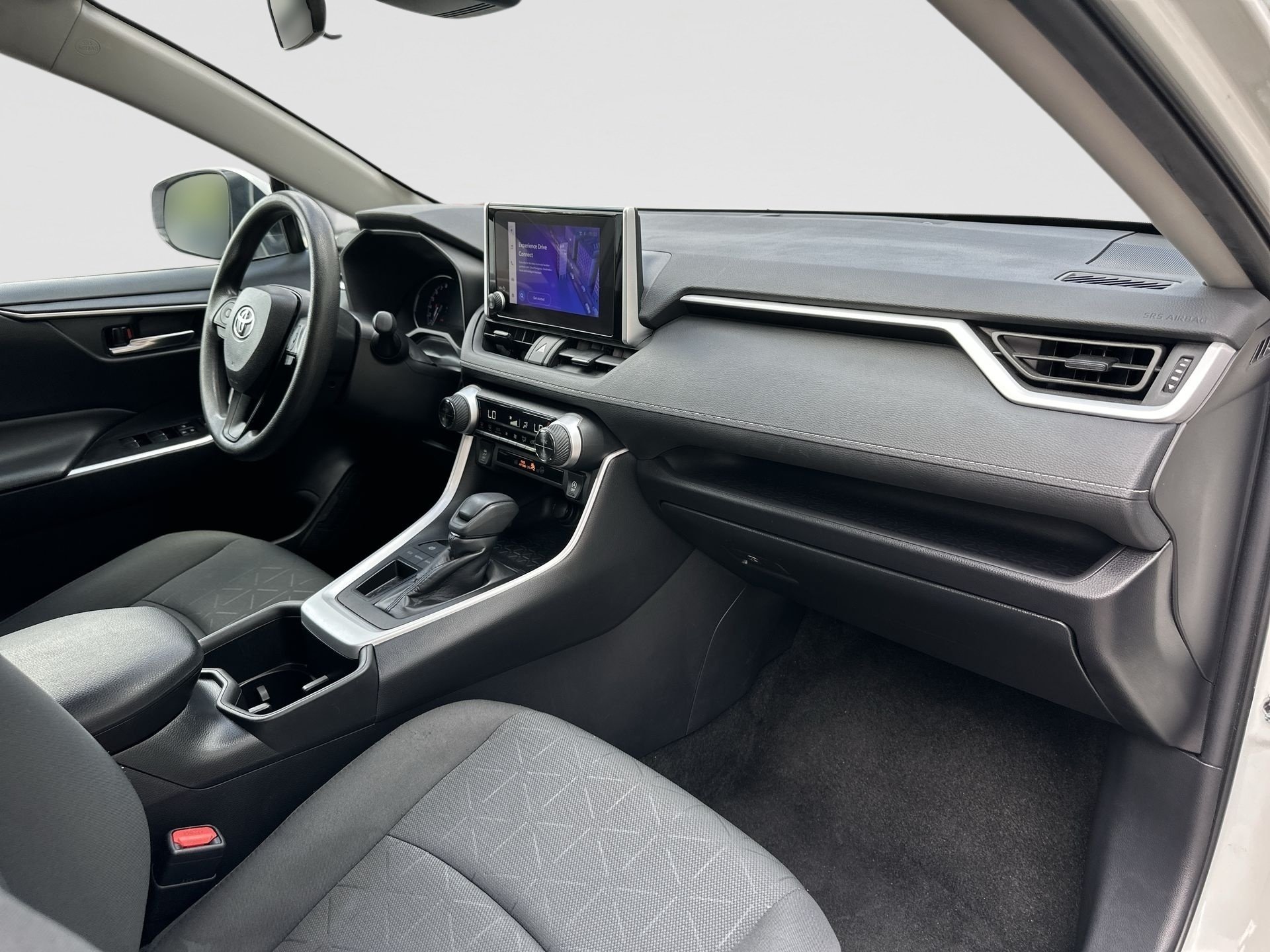 2024 Toyota RAV4 XLE - Photo 28