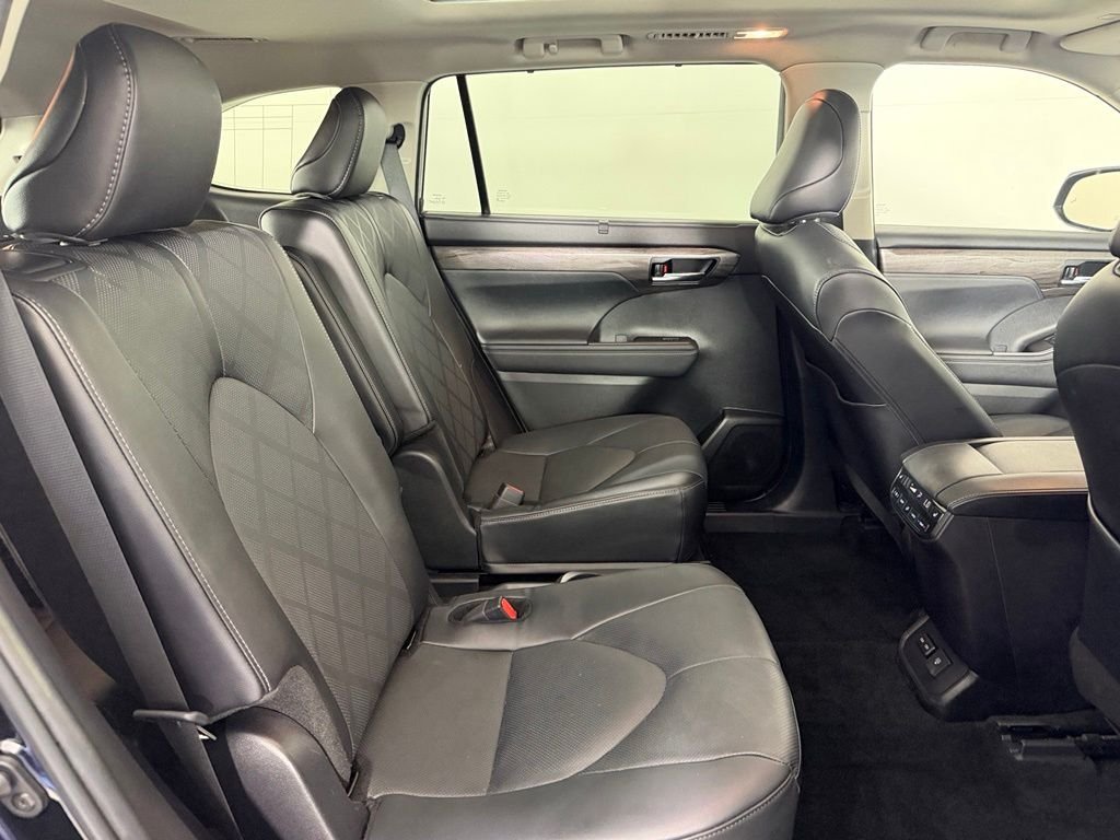 2024 Toyota Highlander Platinum - Photo 18