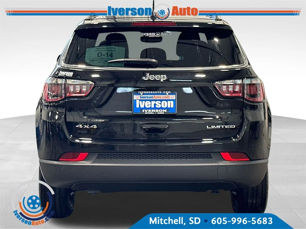 New 2026 Diamond Black Crystal Pearl-Coat Exterior Paint Jeep Limited image 6