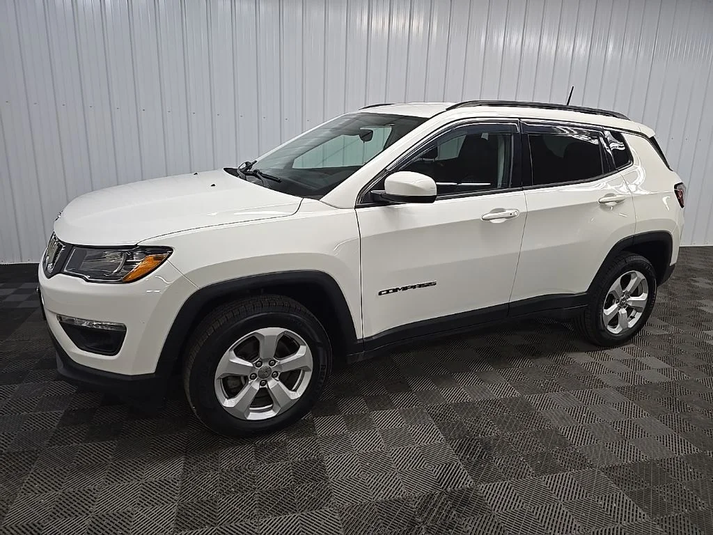 Used 2018 White Jeep Latitude image 6