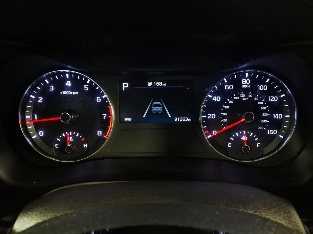 Used 2022 White Kia LXS image 17