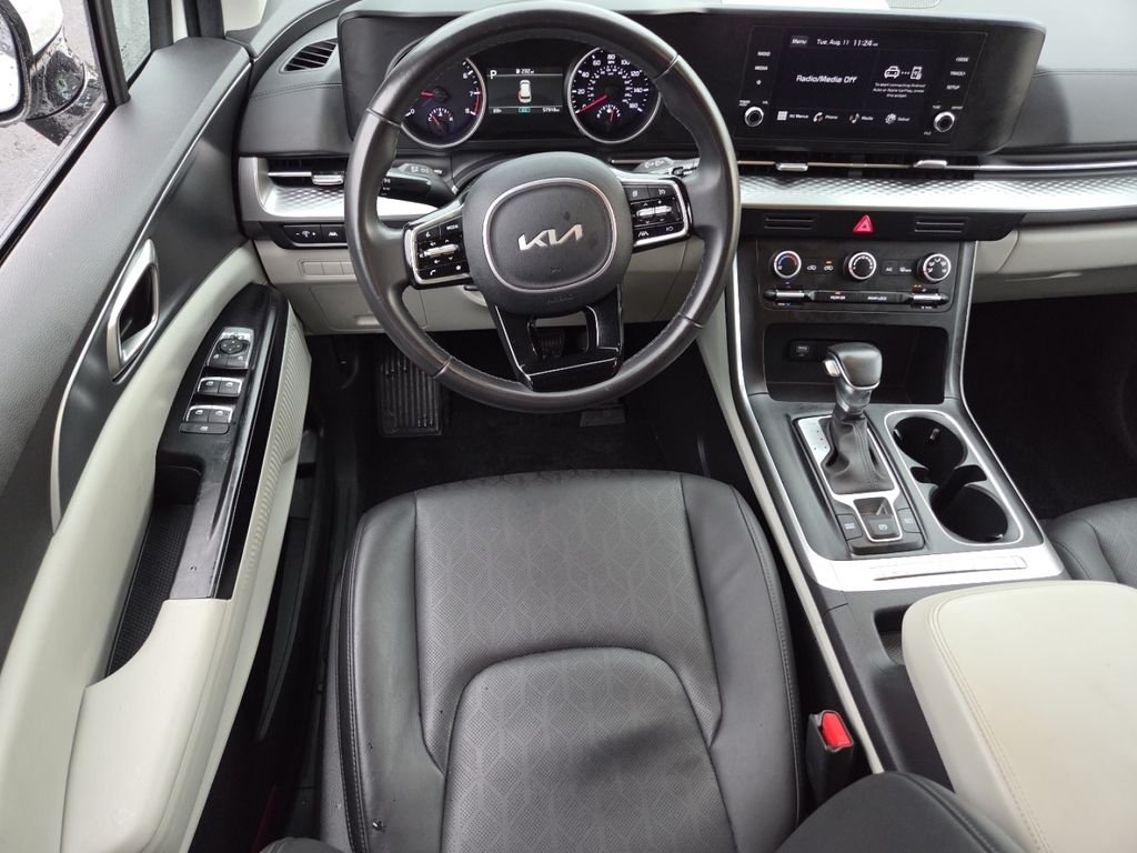 Used 2024 Snow White Pearl Kia LX image 28