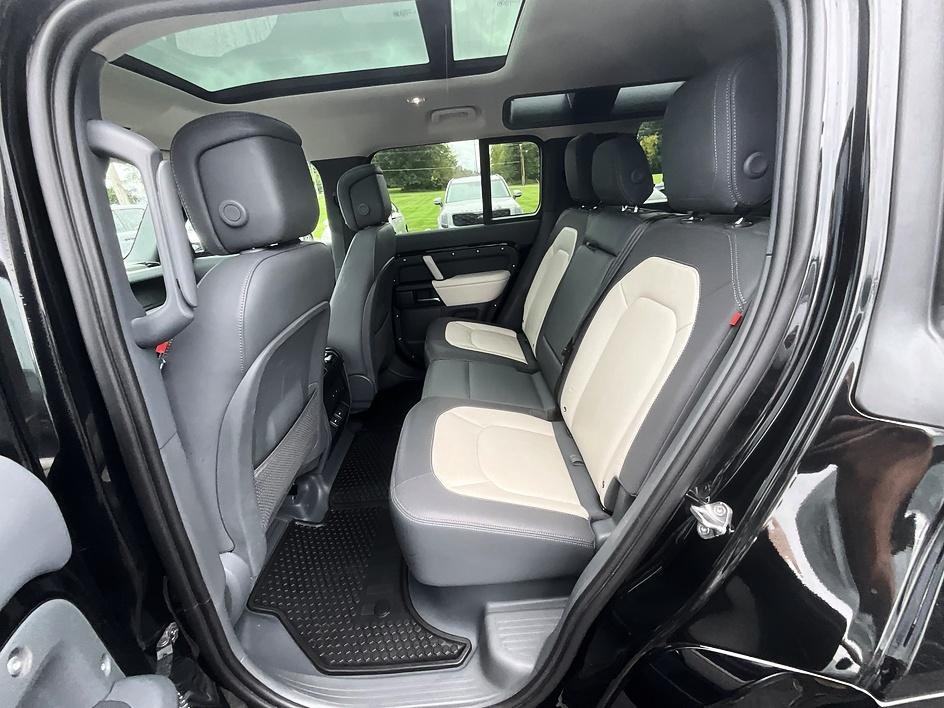 Used 2024 Black Land Rover X-Dynamic SE image 33