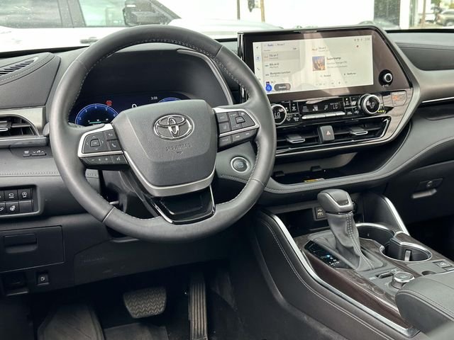 Used 2024  Toyota Limited image 2