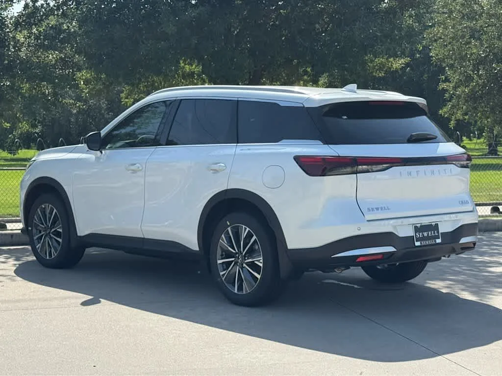 New 2027 RADIANT WHITE INFINITI Luxe FWD image 4