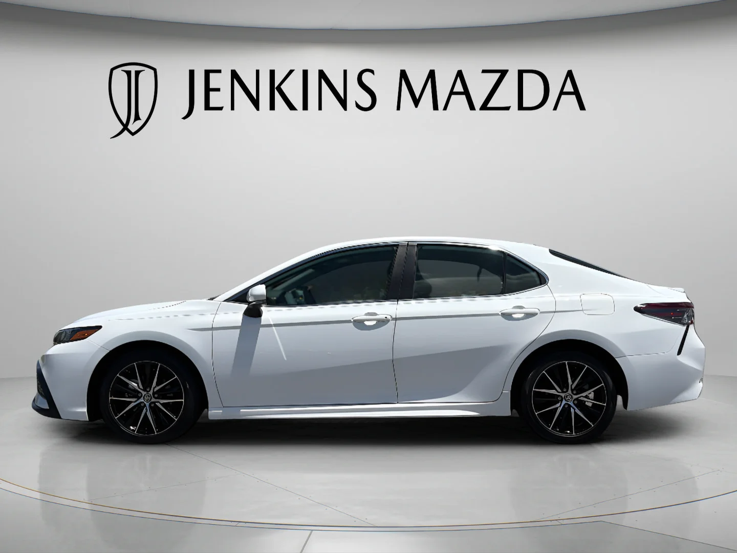 Used 2024 Ice Toyota SE image 4