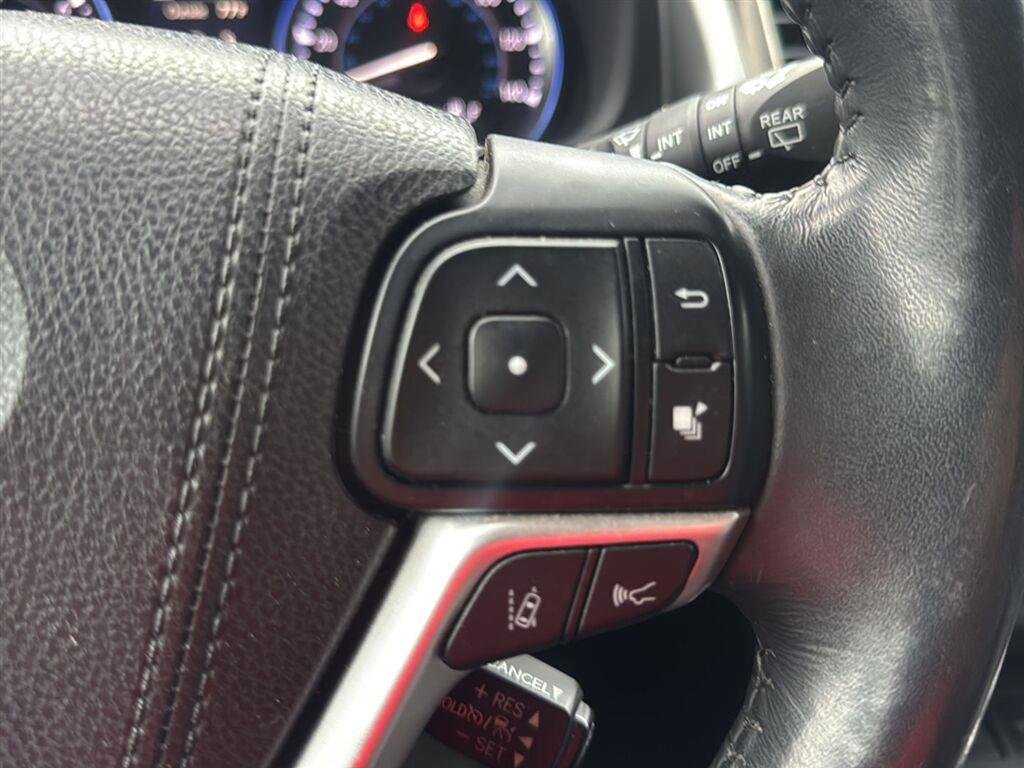 Used 2017  Toyota XLE image 19