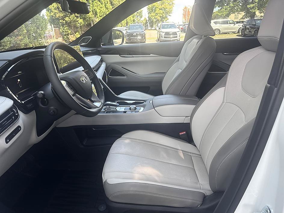 New 2027 Radiant White/Black Obsidian INFINITI SPORT image 11