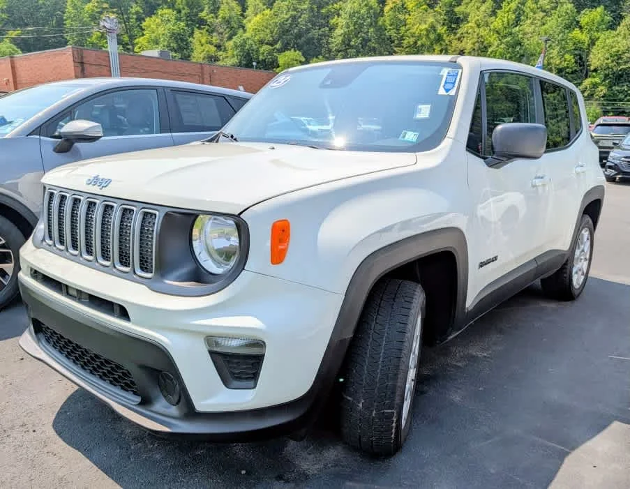Used 2023 Alpine White Clearcoat Jeep Latitude image 3