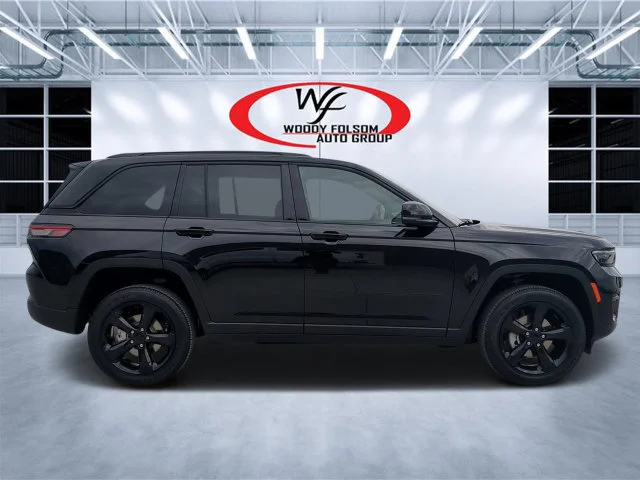 Used 2025 Black Jeep Altitude X image 2