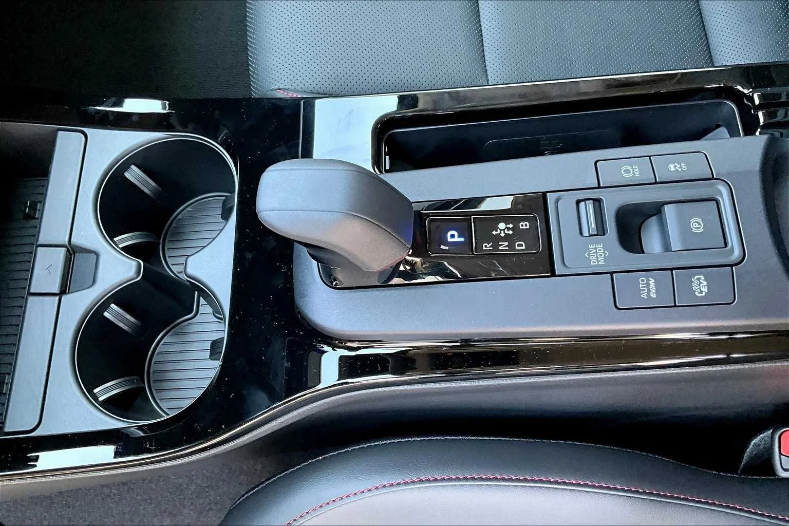 2026 Toyota Prius Plug-in Hybrid XSE - Photo 7