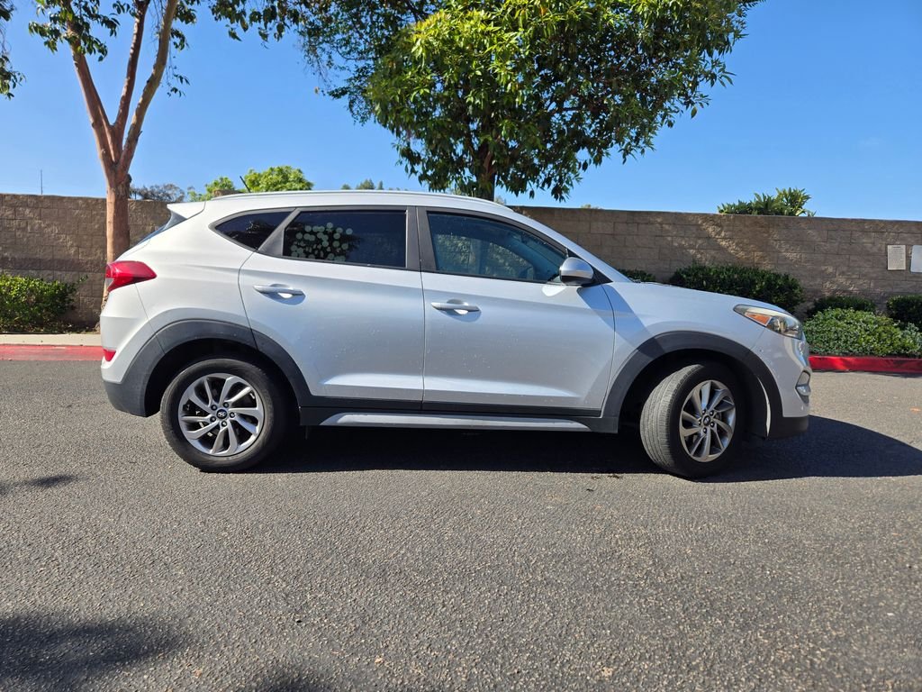 Used 2017 Silver Hyundai SE image 9
