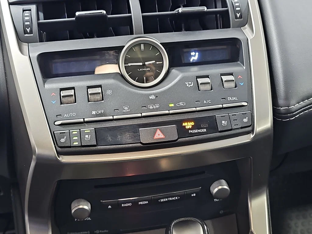 Used 2019 White Lexus 300h image 26